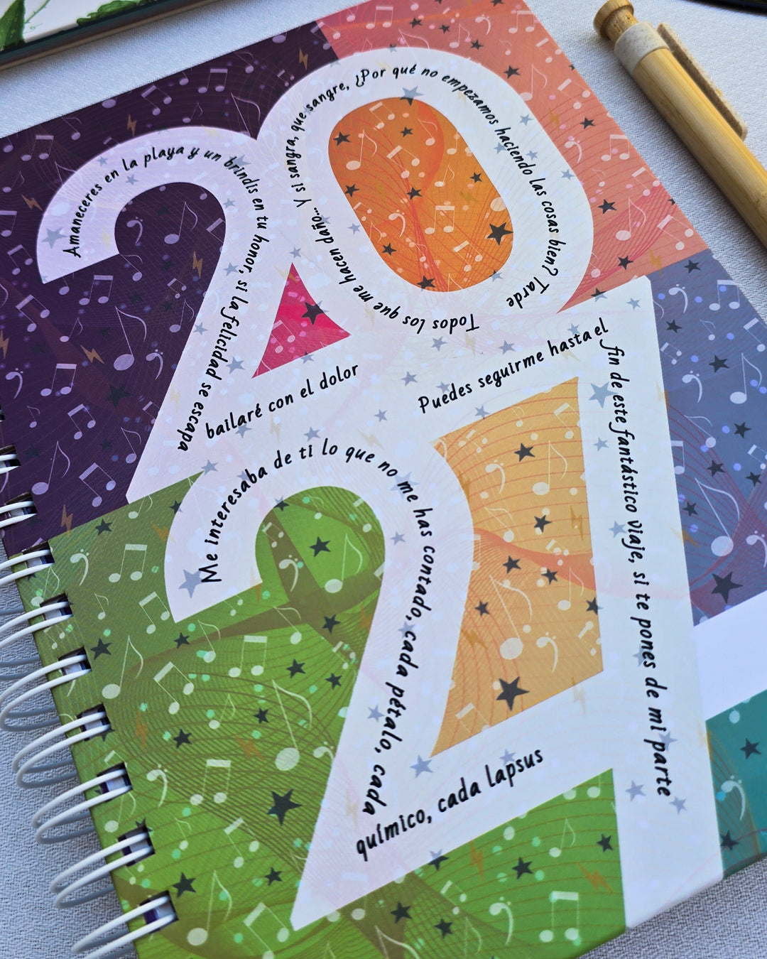 AGENDA MUSICAL 2027 · Regalo para amantes de la música, con canciones, pegatinas y guardapulseras