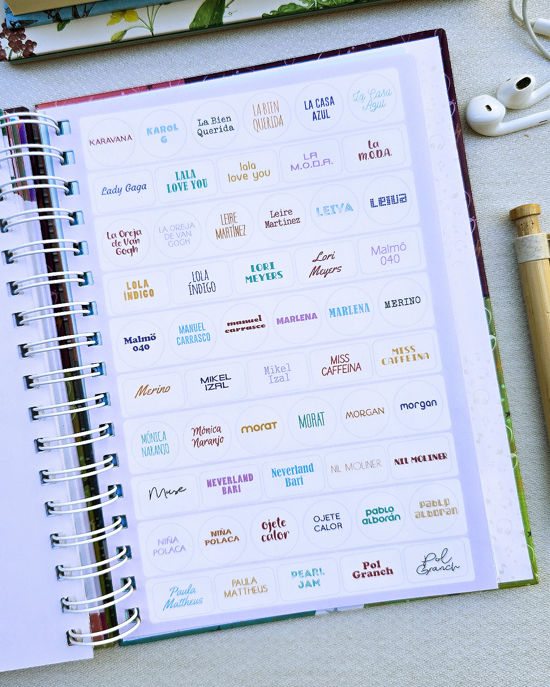 AGENDA MUSICAL 2027 · Regalo para amantes de la música, con canciones, pegatinas y guardapulseras