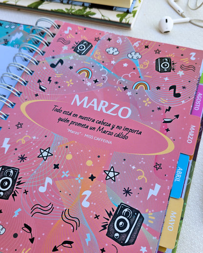 Página de marzo de la Agenda Musical 2027 con frase de canción