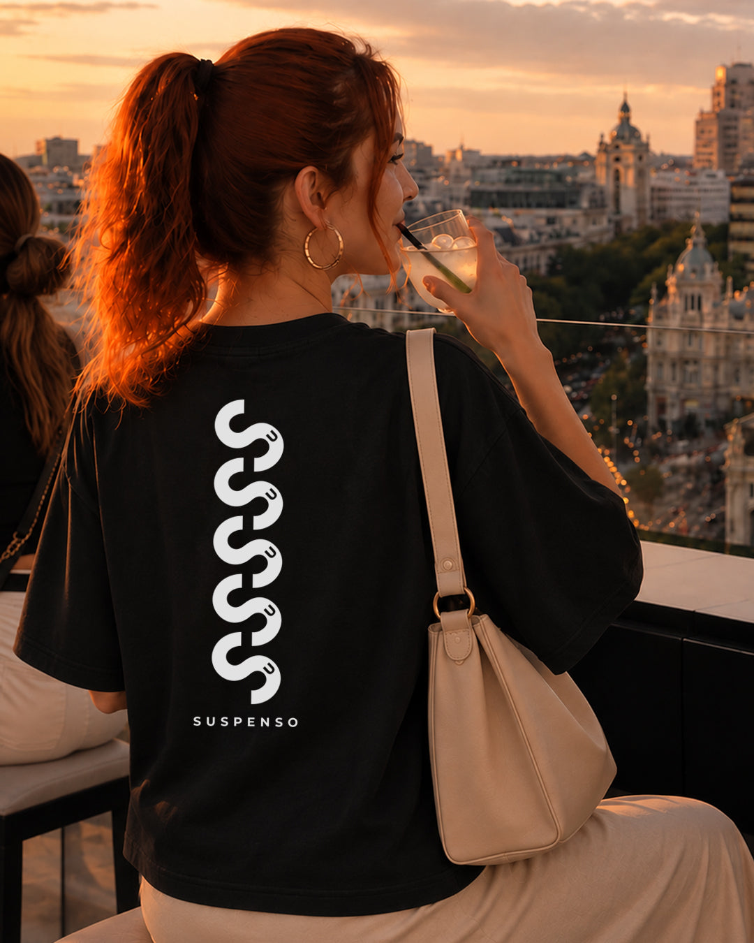 CAMISETA OVERSIZE CHICA SUSPENSO NEGRA