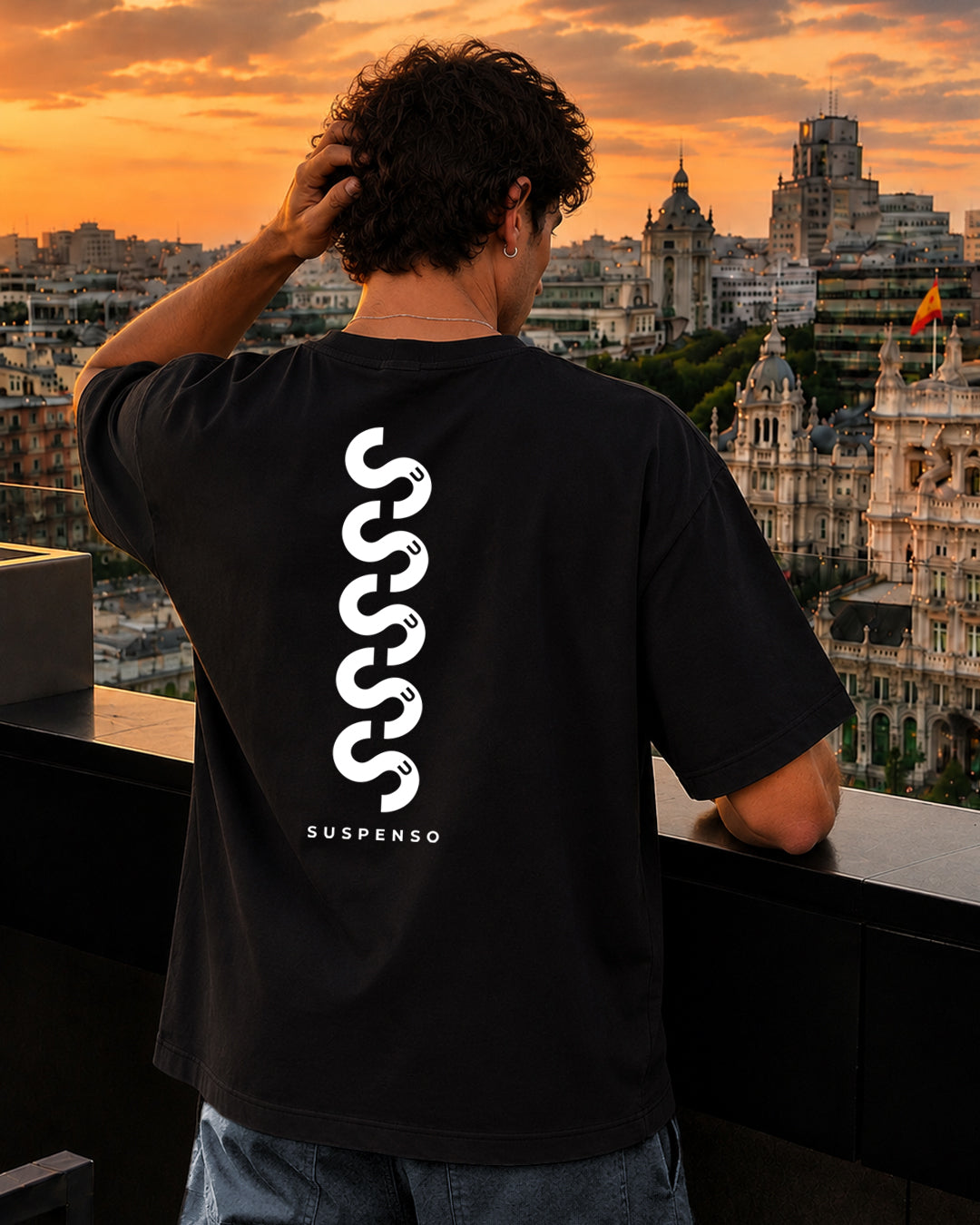 CAMISETA OVERSIZE CHICO SUSPENSO NEGRA