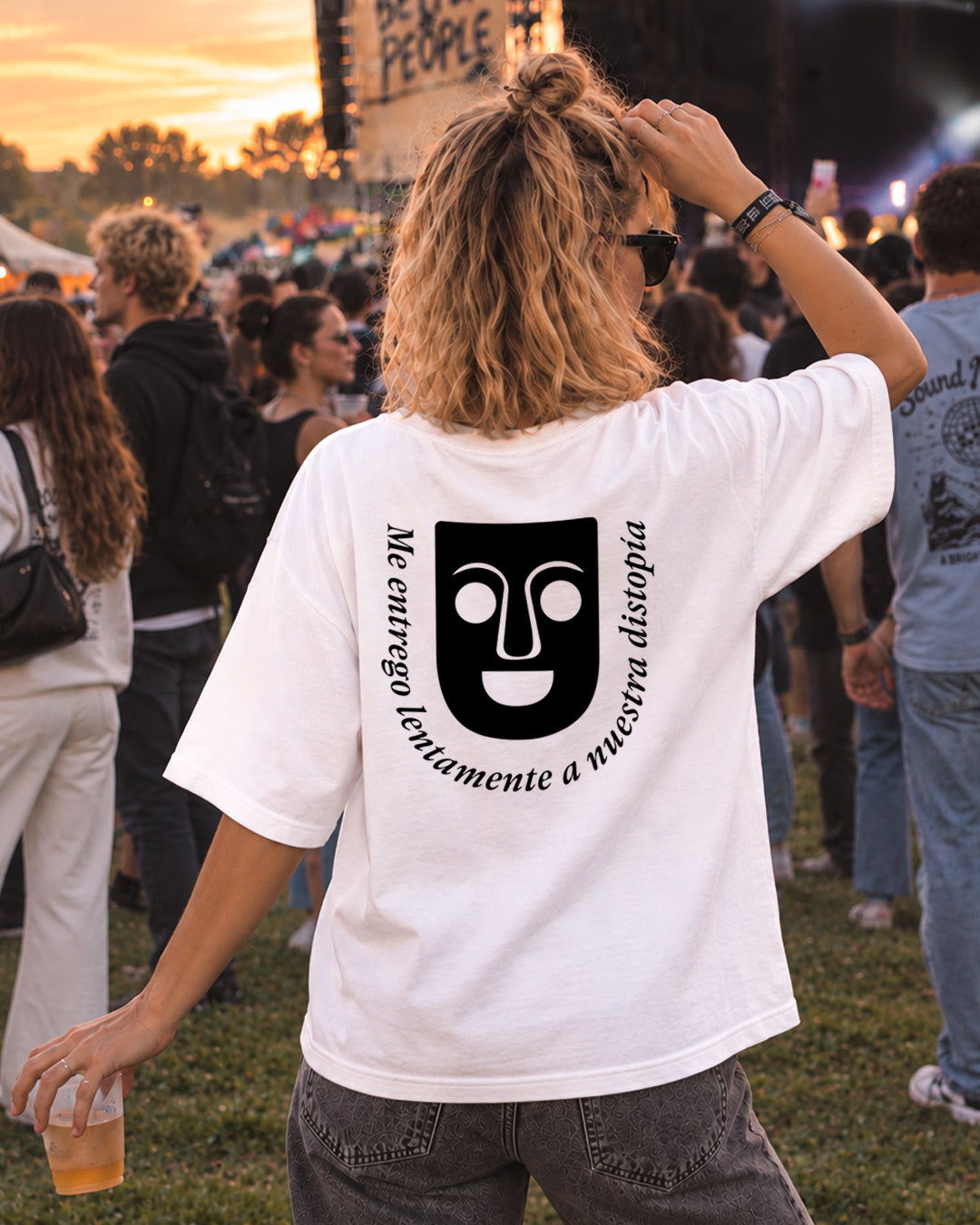 CAMISETA OVERSIZE CHICA DISTOPÍA