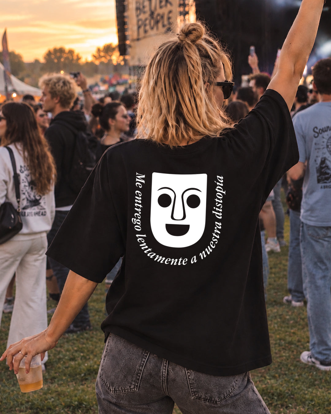 CAMISETA OVERSIZE CHICA DISTOPÍA NEGRA