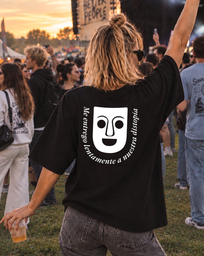 CAMISETA OVERSIZE CHICA DISTOPÍA NEGRA