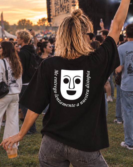 CAMISETA OVERSIZE CHICA DISTOPÍA NEGRA