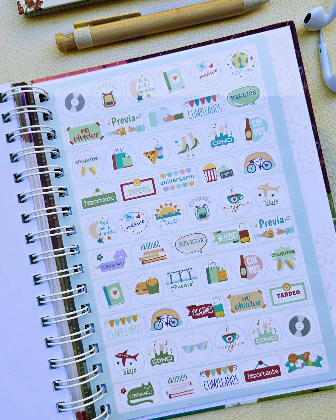 AGENDA MUSICAL 2027 · Regalo para amantes de la música, con canciones, pegatinas y guardapulseras