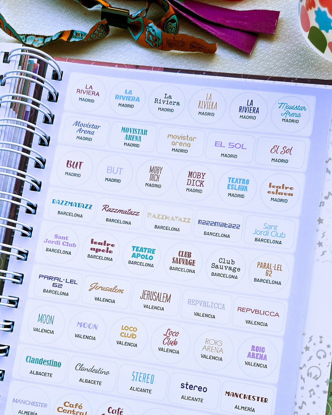 AGENDA MUSICAL 2027 · Regalo para amantes de la música, con canciones, pegatinas y guardapulseras