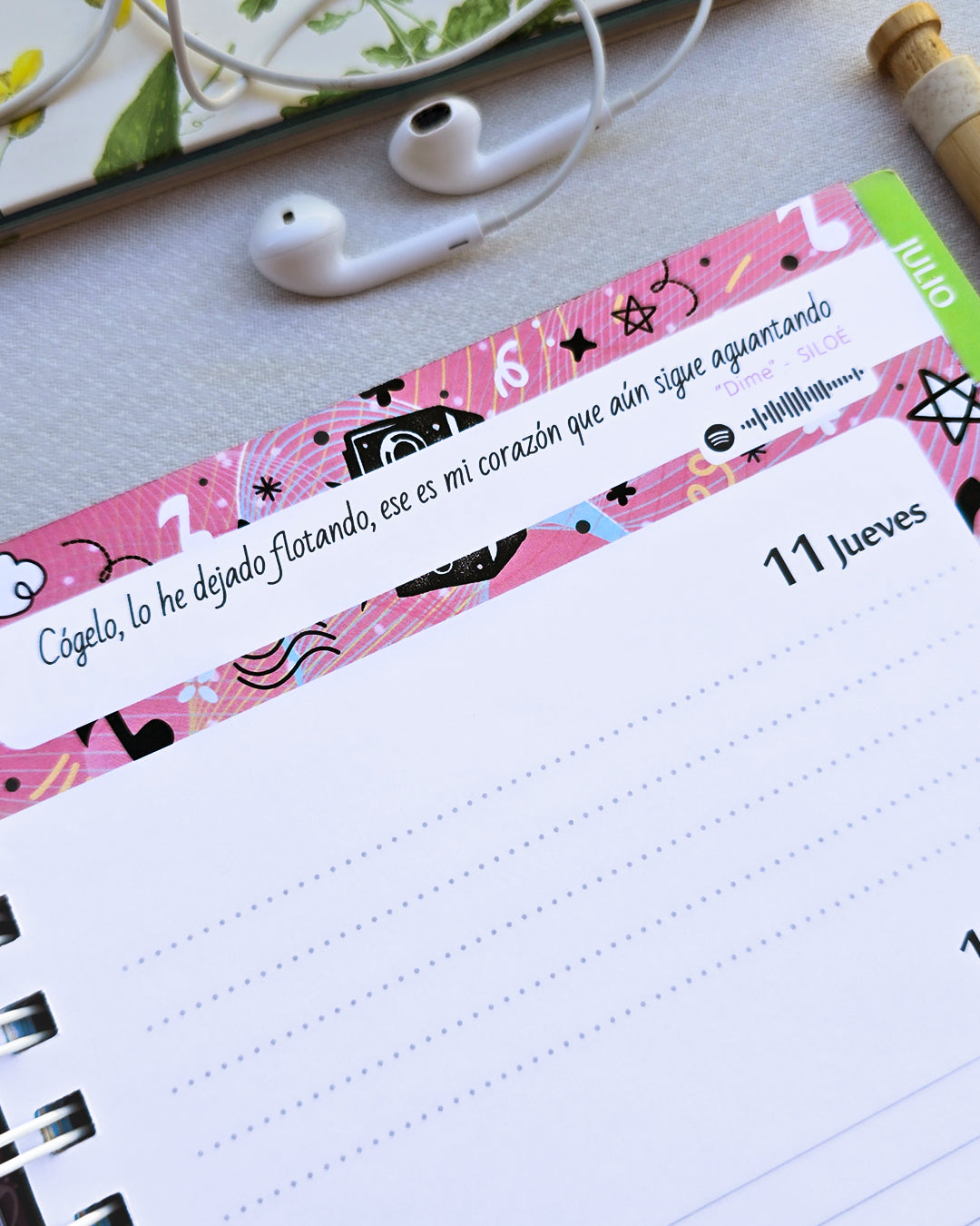 AGENDA MUSICAL 2027 · Regalo para amantes de la música, con canciones, pegatinas y guardapulseras